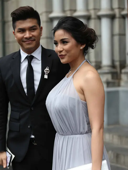 Glenn menemani istri dan membantu menjaga buah hatinya. Tidak mengambil pekerjaan yang ada diluar rumah. Keduanya juga berbagi tugas lantaran tidak ada baby sitter. (Nurwahyunan/Bintang.com)