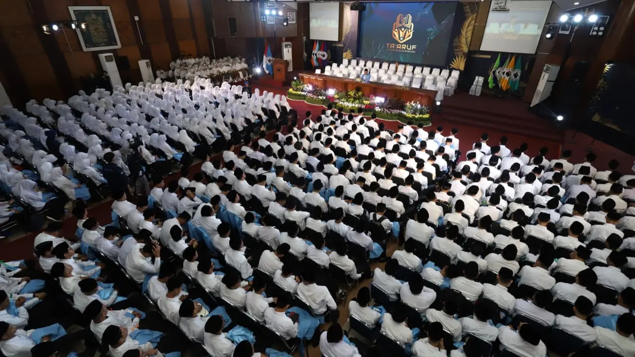 Lebih dari 2.000 mahasiswa baru Tahun Akademik 2025/2026 dilantik dalam Sidang Senat Terbuka di Aula Utama Unisba, Senin (15/9/2025).