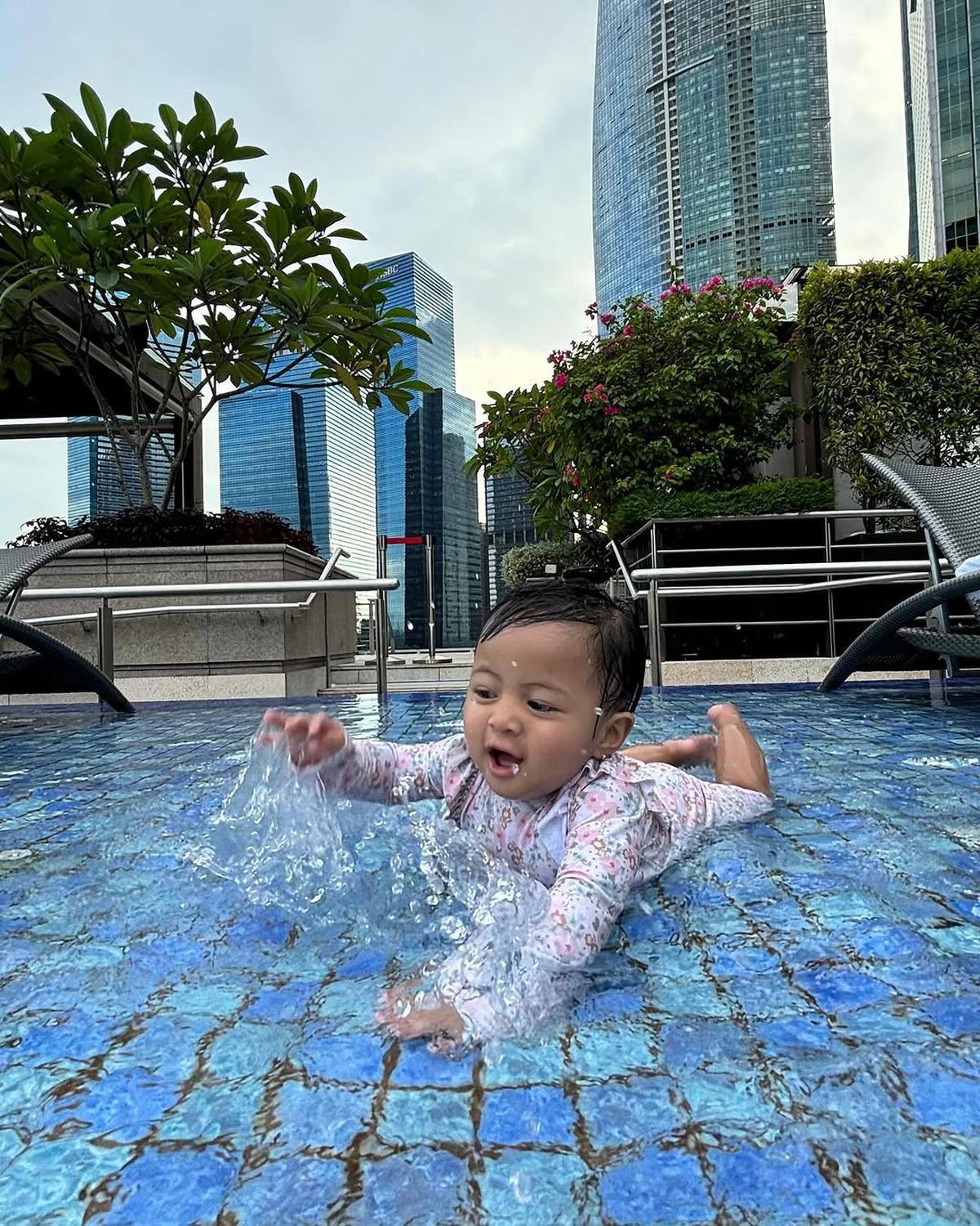 Potret Rayyanza Berenang Bareng Lily, Ekspresinya Lucu dan Bikin Gemas