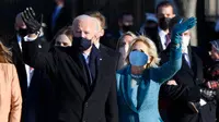 Jill Biden melambai di Pensylvania Avenue menuju Gedung Putih untuk menghadiri pelantikan presiden AS. (dok. Mandel Ngan/AFP)