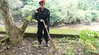 Ketua DPP PDIP, Yasonna H Laoly melakukan aksi bersih-bersih dan penanaman pohon di daerah aliran sungai (DAS) Ciliwung. (Istimewa)