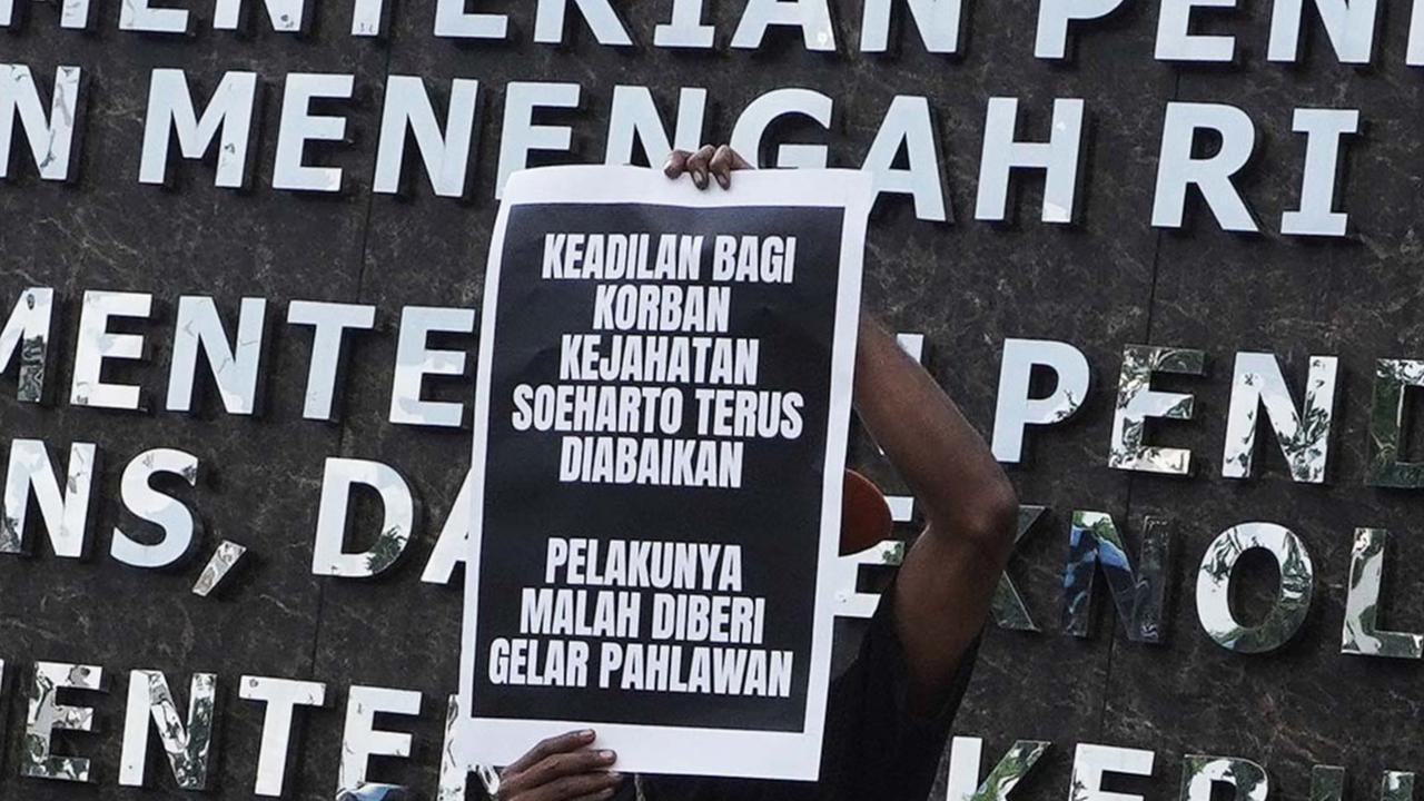 FOTO: Aktivis Gelar Aksi Tolak Penganugerahan Gelar Pahlawan untuk Soeharto