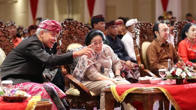 Presiden Kelima RI yang juga Ketua Umum DPP PDI Perjuangan (PDIP) Megawati bersama Gubernur Jawa Tengah yang juga bakal calon presiden Ganjar Pranowo
