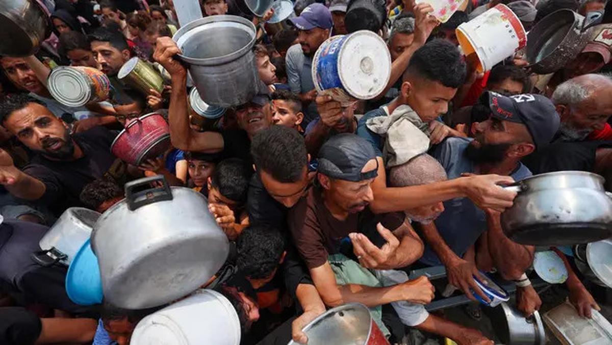 Tangis dan Jerit Anak-anak Gaza Saat Antre Pembagian Makanan