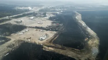 Dusun Enterprise yang terbakar di Yellowknife, Wilayah Barat Laut, Kanada, Kamis, 17 Agustus 2023. (Jeff McIntosh/The Canadian Press via AP)