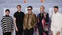 Band asal Inggris, Bring Me the Horizon, berpose di karpet merah pada saat tiba di acara BRIT Awards 2020 di London pada tanggal 18 Februari 2020. (Tolga Alkmen / AFP)