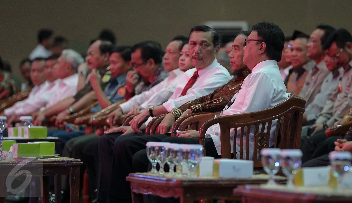 (Ki-ka) Menko Polhukam Luhut berbincang dengan Presiden Jokowi dan Mendagri Tjahjo Kumolo saat menghadiri Rapat koordinasi nasional (rakornas) Pemantapan Pelaksanaan Pilkada Serentak 2015 di Ancol, Jakarta, Kamis (12/11). (Liputan6.com/Faizal Fanani)