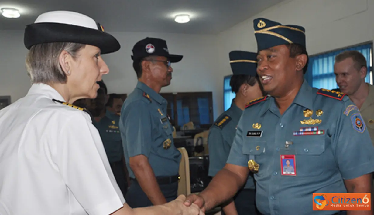 Citizen6, Surabaya: Komandan Kodikdukum Kolonel Laut (T) Tri Sunu Prasetya menerima Atase Pertahanan Australia, Kolonel Katja Bizilj di Pusdikbanmin Kodikdukum Kobangdikal, Selasa, (23/10). (Pengirim: Penkobangdikal). 