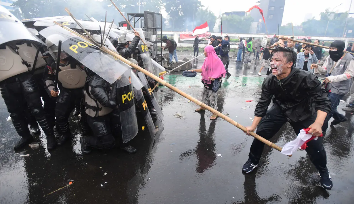 Unjuk rasa mulai ricuh dengan adanya sekelompok mahasiswa yang mulai menyerang barisan aparat keamanan. (merdeka.com/Arie Basuki)
