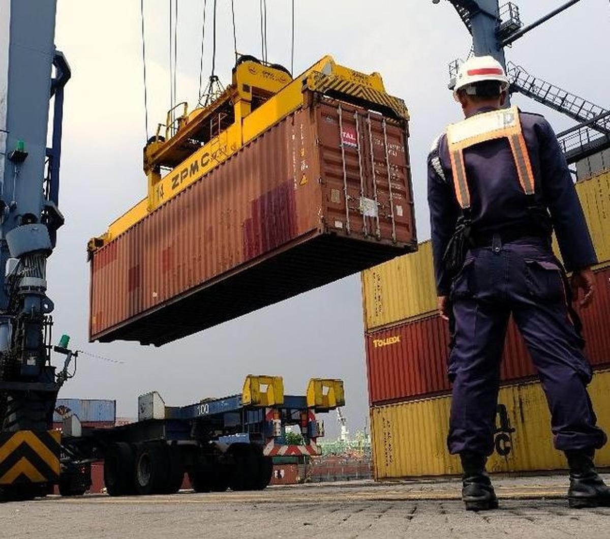 Impor ini juga menjadi salah satu solusi mengingat industri kecil maupun menengah yang mulai menggunakan gula konsumsi yang berpotensi menimbulkan shortage di masyarakat.