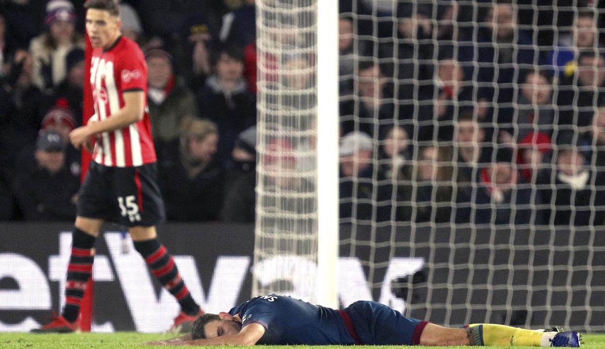 Pemain West Ham United, Robert Snodgrass, tampak lesu usai gagal membobol gawang Southampton pada laga Premier League di Stadion St Mary, Kamis (27/12). West Ham United menang 2-1 atas Southampton. (AP/Andrew Matthews)