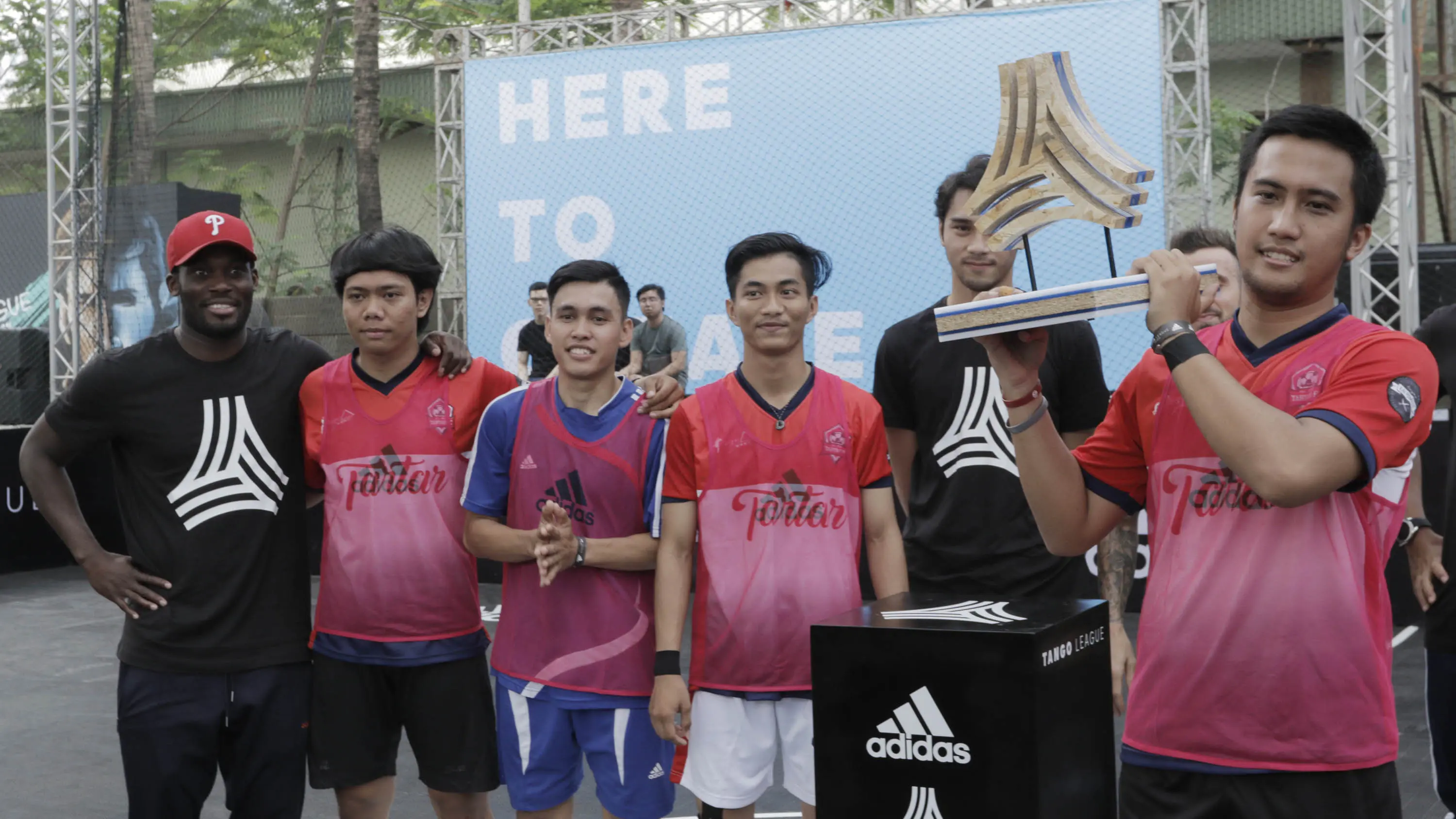 Bintang Persib Bandung, Michael Essien, bersama Tim Perkutut Muda, yang menjadi pemenang Adidas Tango League 2017, di The Space, Senayan City, Jakarta, Minggu (13/8/2017). (Bola.com/Muhammad Iqbal Ichsan).