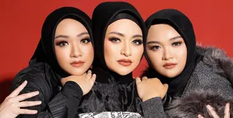 Nadya dan Tasya kini menjadi sosok saudara sekaligus teman bagi Nathalie Holscher. Ketiganya begitu dekat dan kompak. Baru-baru ini, Nathalie dan kedua adiknya menjalani pemotretan bersama. Kedekatan antara ketiganya pun kian disorot setelah sama-sama menjadi mualaf. (Liputan6.com/IG/@nathalieholscher)