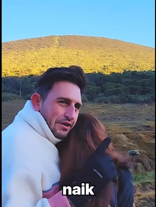 Kabar tersebut cukup mengenjutkan publik. Pasalnya, keduanya belum lama go publik terkait hubungannya. Melalui akun instagramnya, perempuan seorang anak itu membagikan kabar telah dilamar oleh kekasih bulenya. [Instagram/nathalieholscher]