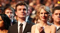 Taylor Swift dan adiknya, Austin Swift  (Christopher Polk/Billboard)