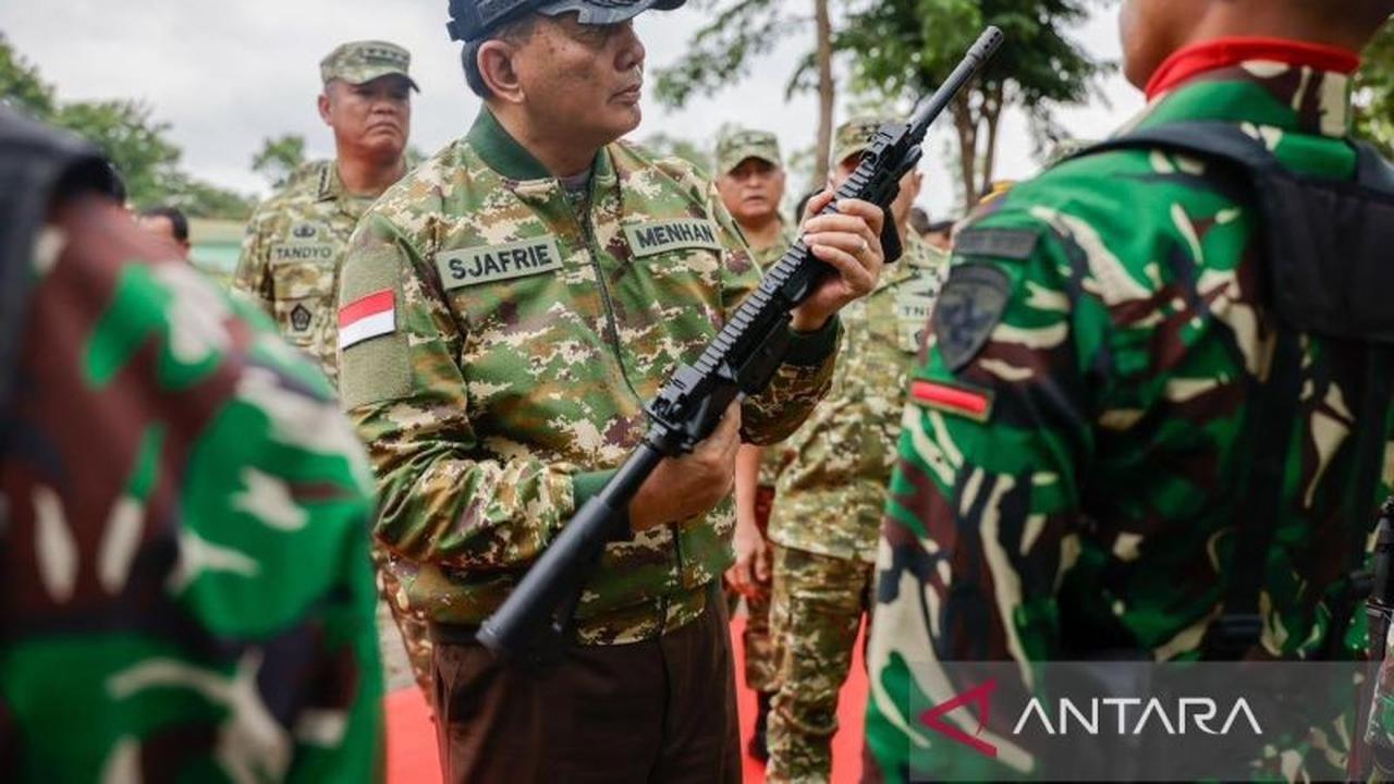Menhan Sjafrie Sjamsoeddin Periksa Kesiapan Prajurit Perbatasan di Yonif TP 877/Biinmaffo