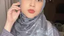 Selain ekspresi wajahnya yang curi perhatian, gaya hijab artis kelahiran 1993 ini juga bikin salah fokus. Mulai dari pashmina sampai jilbab segi empat, gaya hijab pemeran Hello Kitty di sinetron Catatan Hati Seorang Istri ini tentunya bisa jadi inspirasi. Ibu dua anak ini selalu terlihat memesona meki usianya hampir menginjak kepala 3. (Liputan6.com/IG/@cutratumeyriska)