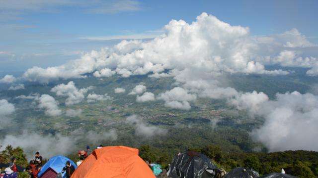 Pemandangan dari cadas Gunung Marapi. (Liputan6.com/ Novia Harlina)