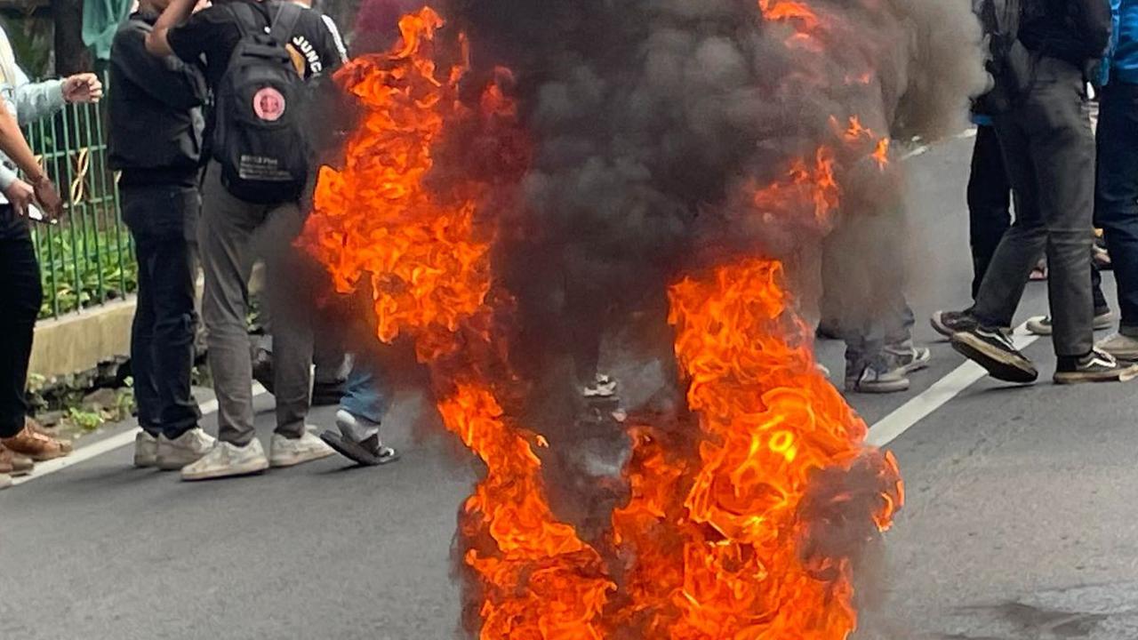 Mahasiswa UP Sempat Blokade Jalan saat Demo, Pengguna TransJakarta Terpaksa Jalan Kaki