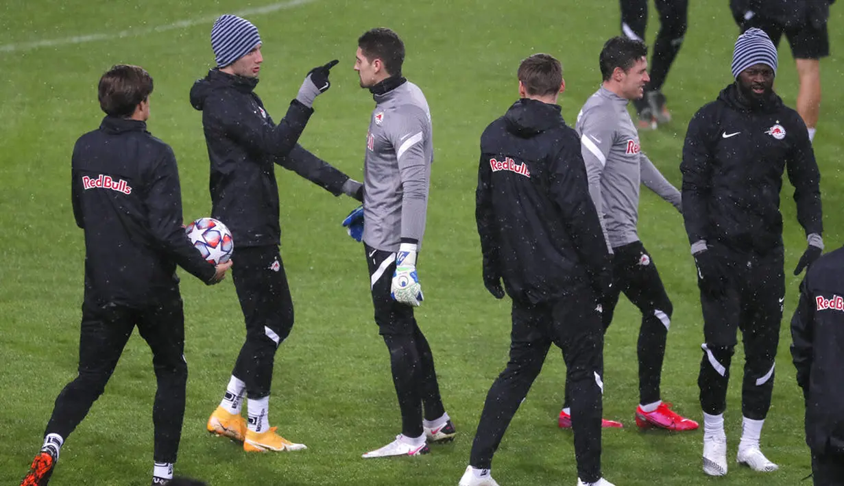 Kiper Red Bull Salzburg Cican Stankovic (tengah) saat sesi latihan jelang menghadapi Lokomotiv Moscow di Moskow, Rusia, Senin (30/11/2020). Salzburg akan menghadapi Lokomotiv Moscowpada pada pertandingan Grup A Liga Champions. (Maxim Shipenkov, Pool via AP)