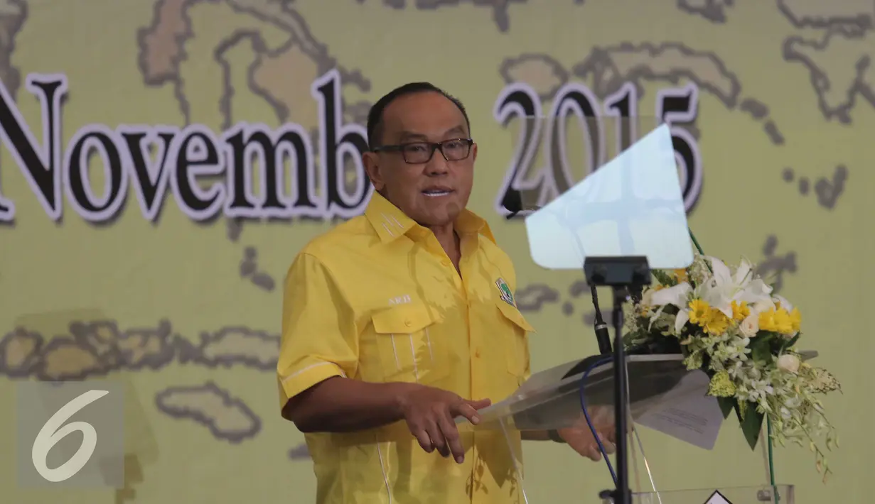 Ketum Golkar Munas Bali Aburizal Bakri memberikan pidato saat silaturahmi nasional Golkar di Kantor DPP Golkar, Jakarta, Minggu (1/11). Silahturahmi di gelar untuk membahas persiapan Partai Golkar dalam menghadapi pilkada 2015. (Liputna6.com/Angga Yuniar)