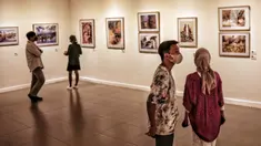 Para pengunjung mengamati karya yang ditampilkan dalam pameran International Watercolor 2022 "Wonderful Indonesia" di Gedung B Galeri Nasional Indonesia, Jakarta Pusat, Kamis (24/11/2022). Galeri Nasional Indonesia bersama International Watercolor Society (IWS) menyelenggarakan pameran seni lukis cat air antarbangsa sebanyak 176 karya dari 31 negara. (merdeka.com/Iqbal S. Nugroho)