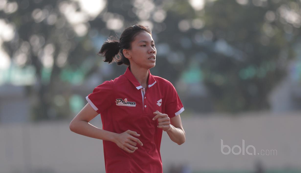 Ekspresi atlet Taekwondo, Mariska Halinda saat sesi ketahanan fisik di GOR Rawamangun, Jakarta, (12/7/2017). (Bola.com/Nicklass Hanoatubun)