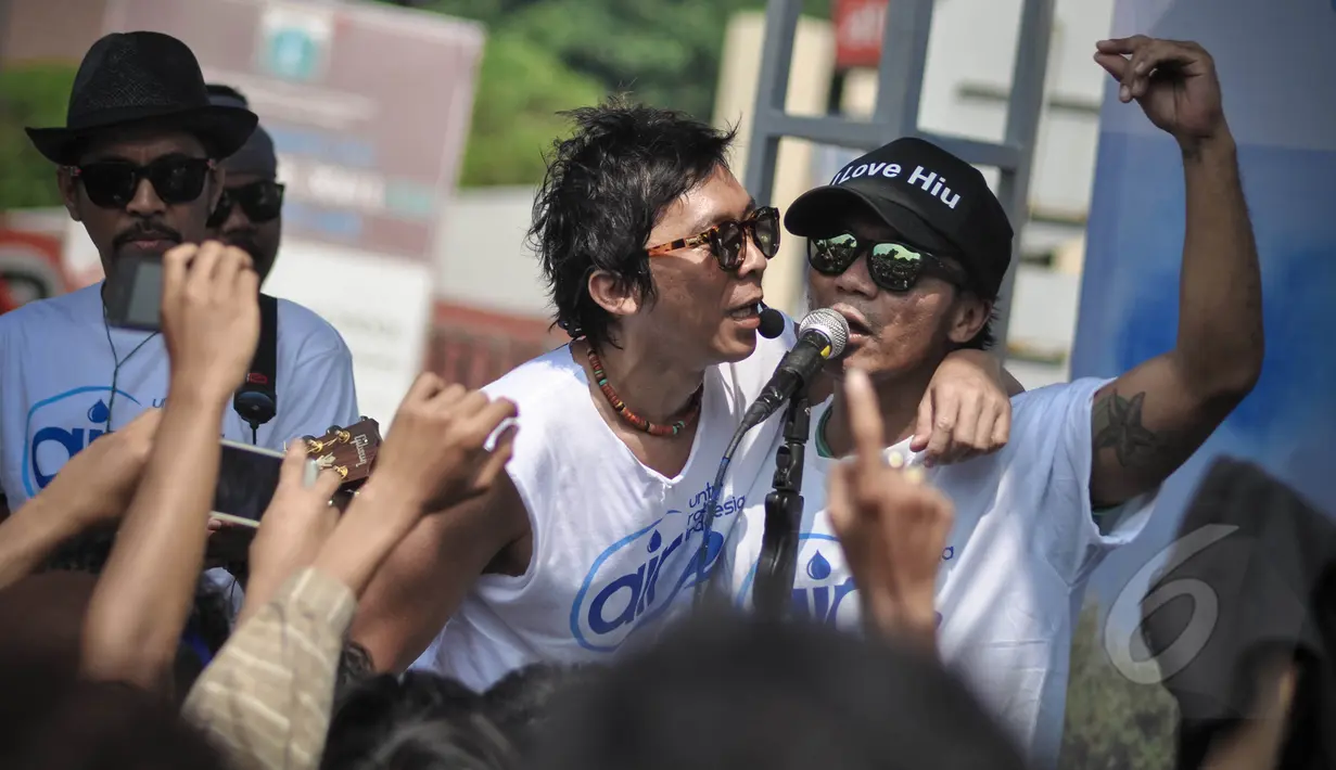 Aksi grup band Slank saat menghibur warga Ibukota di Bundaran HI, Jakarta, Minggu (22/3/2015). Grup musik ini menggelar konser mini untuk memperingati Hari Air Sedunia yang jatuh pada 22 Maret. (Liputan6.com/Faizal Fanani) 