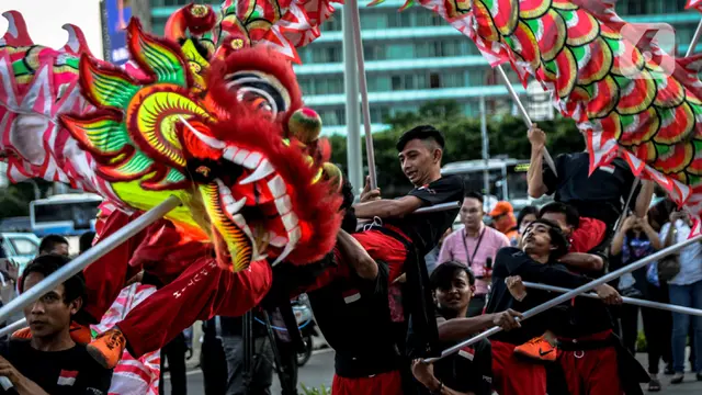 Atraksi Liang Liong Sambut Imlek di Trotoar Bundaran HI Jakarta