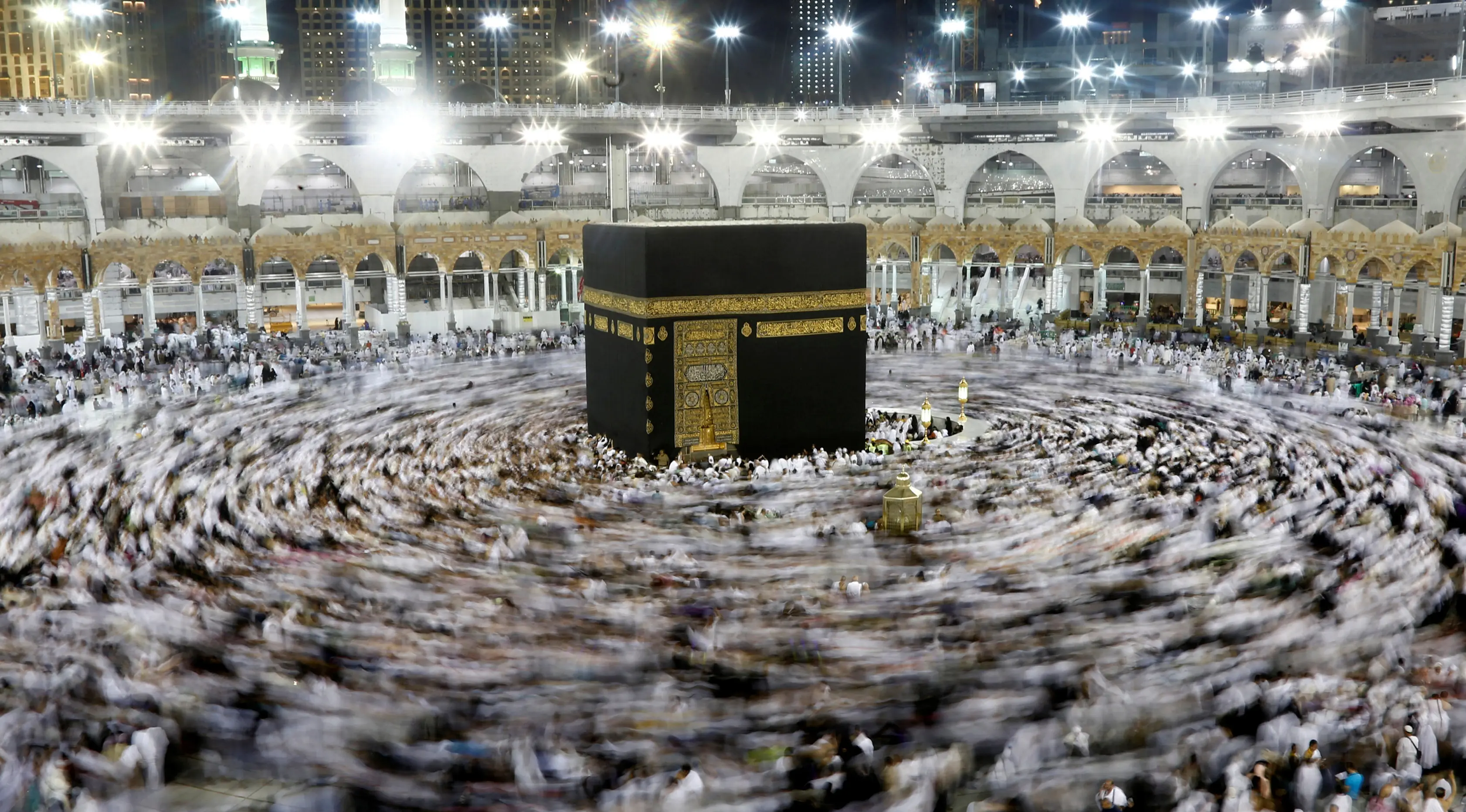 Ribuan jemaah muslim saat mengumandangkan doa sambil mengelilingi Kakbah selama bulan suci Ramadan di Masjidil Haram, Mekah, Arab Saudi, Rabu (8/6). (REUTERS/Faisal Al Nasser)