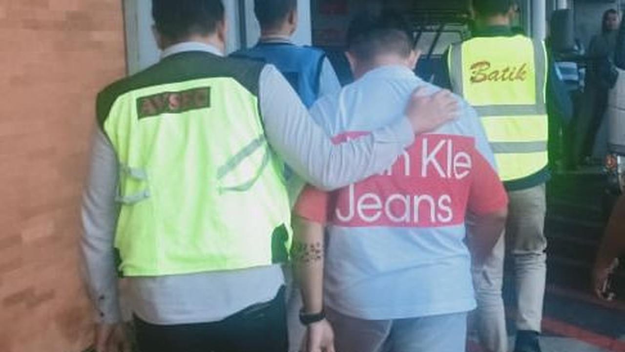 RY, Penumpang Super Jet Saat Digiring Petugas Avsec Usai Mengaku Bawa Bom