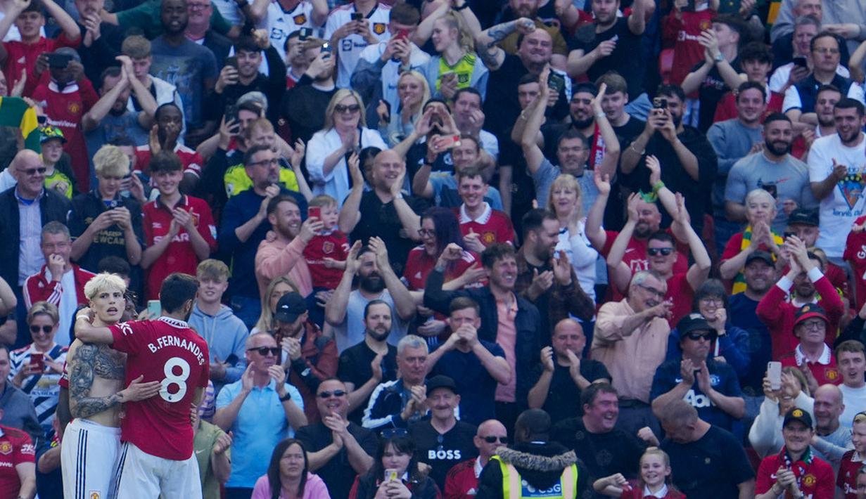 Pemain Manchester United, Alejandro Garnacho, melakkukan selebrasi bersama Bruno Fernandes, setelah mencetak gol ke gawang Wolverhampton Wanderers pada laga pekan ke-36 Premier League di Old Trafford, Sabtu (13/5/2023). MU menang dengan skor 2-0. (AP Photo/Jon Super)