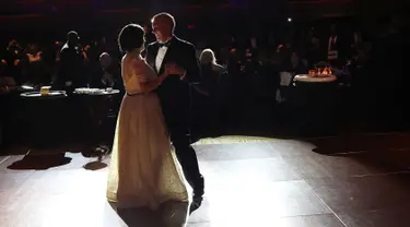 Wapres terpilih AS, Mike Pence bersama istrinya, Karen Pence berdansa di Indiana Society Ball, Washington, DC. AS (19/1). Jelang pelantikan mendampingi Donald Trump, Mike Pence menyempatkan diri berdansa bersama istrinya. (Spencer Platt/Getty Images/AFP)