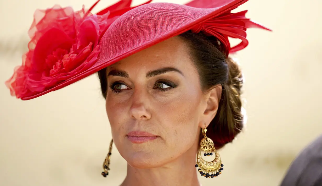 <p>Wanita 41 tahun itu juga memakai topi Philip Treacy berwarna senada dengan gaunnya. (John Walton/PA via AP)</p>