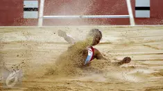 Atlet lompat jauh Indonesia, Maria Londa berhasil meraih emas di nomor lompat jauh putri SEA Games 2015 yang berlangsung di National Stadium, Singapura, Rabu (10/6/2015). Maria mencatat lompatan sejauh 6,70 meter. (Liputan6.com/Helmi Fithriansyah)