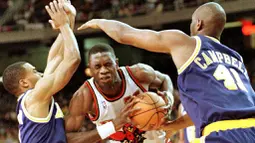 Dikembe Mutombo dipilih keempat dalam Draft NBA 1991 oleh Denver Nuggets. Selain itu, ia bermain untuk Atlanta Hawks, Philadelphia 76ers, yang saat itu bernama New Jersey Nets, New York Knicks dan Houston Rockets. (AFP/Steven R. Schafer)