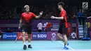 Ganda putra Indonesia, Kevin Sanjaya S/Marcus F Gideon mengembalikan kok ke arah pemain India, Satwik S Rankireddy/Chirag C Shetty pada perempat final Bulutangkis Beregu Putra Asian Games 2018 di Jakarta, Senin (20/8). (Liputan6.com/Helmi Fithriansyah)