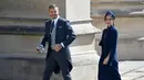 Gaya mantan pemain sepak bola Inggris, David Beckham dan sang istri Victoria Beckham saat menghadiri pernikahan Pangeran Harry dan Meghan Markle di St. George's Chapel, Kastil Windsor, Inggris, Sabtu (19/5). (TOBY MELVILLE/POOL/AFP)