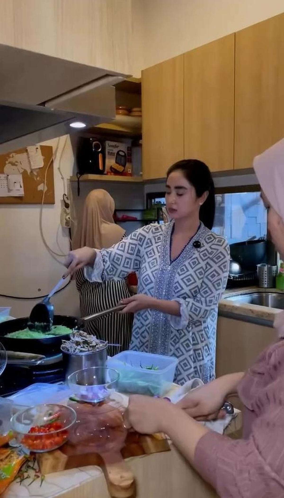 7 Potret Dapur dan Ruang Makan di Rumah Dewi Perssik saat Buka Bersama, Mewah dan Estetik Banget