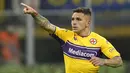 Gelandang Fiorentina, Lucas Torreira berselebrasi usai mencetak gol ke gawang Inter Milan pada pertandingan lanjutan Liga Serie A Italia di Stadion San Siro, di Milan, Italia, Minggu (20/3/2022). Inter Milan bermain imbang atas Fiorentina 1-1. (AP Photo/Antonio Calanni)