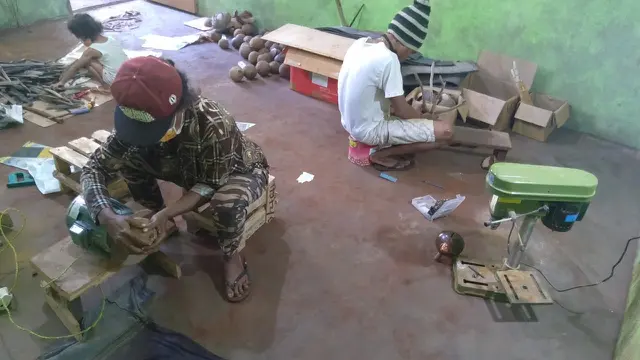 Yane Nari, pegrajin batok kelapa dari Papua