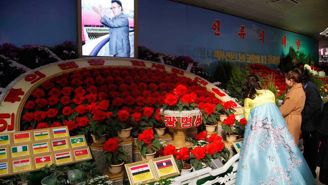 Orang-orang mengunjungi pameran bunga 'Kimjongilia' di Pyongyang, Kamis (14/2). Korea Utara menggelar festival bunga untuk merayakan ulang tahun mendiang mantan pemimpin tertinggi Korea Utara yang juga ayah Kim Jong-un, Kim Jong-il. (AP/Jon Chol Jin)