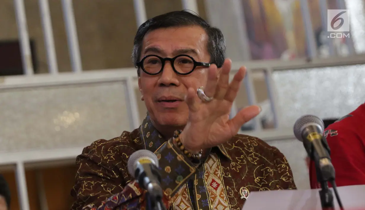Menteri Hukum dan HAM, Yasonna Laoly saat menyampaikan keterangan terkait penundaan pengesahan RUU KUHP di Graha Pengayoman Kementerian Hukum dan HAM, Jakarta, Jumat (20/9/2019). Menkumham juga mengklarifikasi beberapa isu terkait draft RUU KUHP. (Liputan6.com/Helmi Fithriansyah)