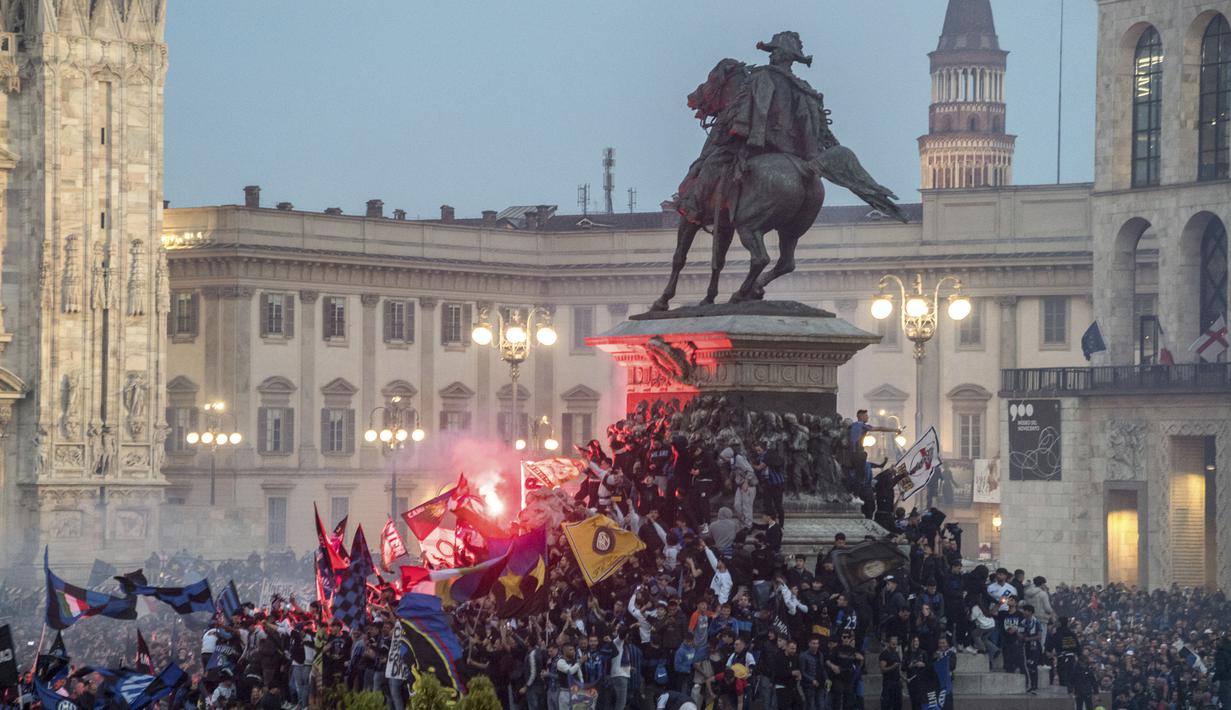 Suporter merayakan keberhasilan Inter Milan menjuarai Liga Italia musim 2024 di Kota Milan, Minggu (28/4/2024).  (Claudio Furlan/LaPresse via AP)
