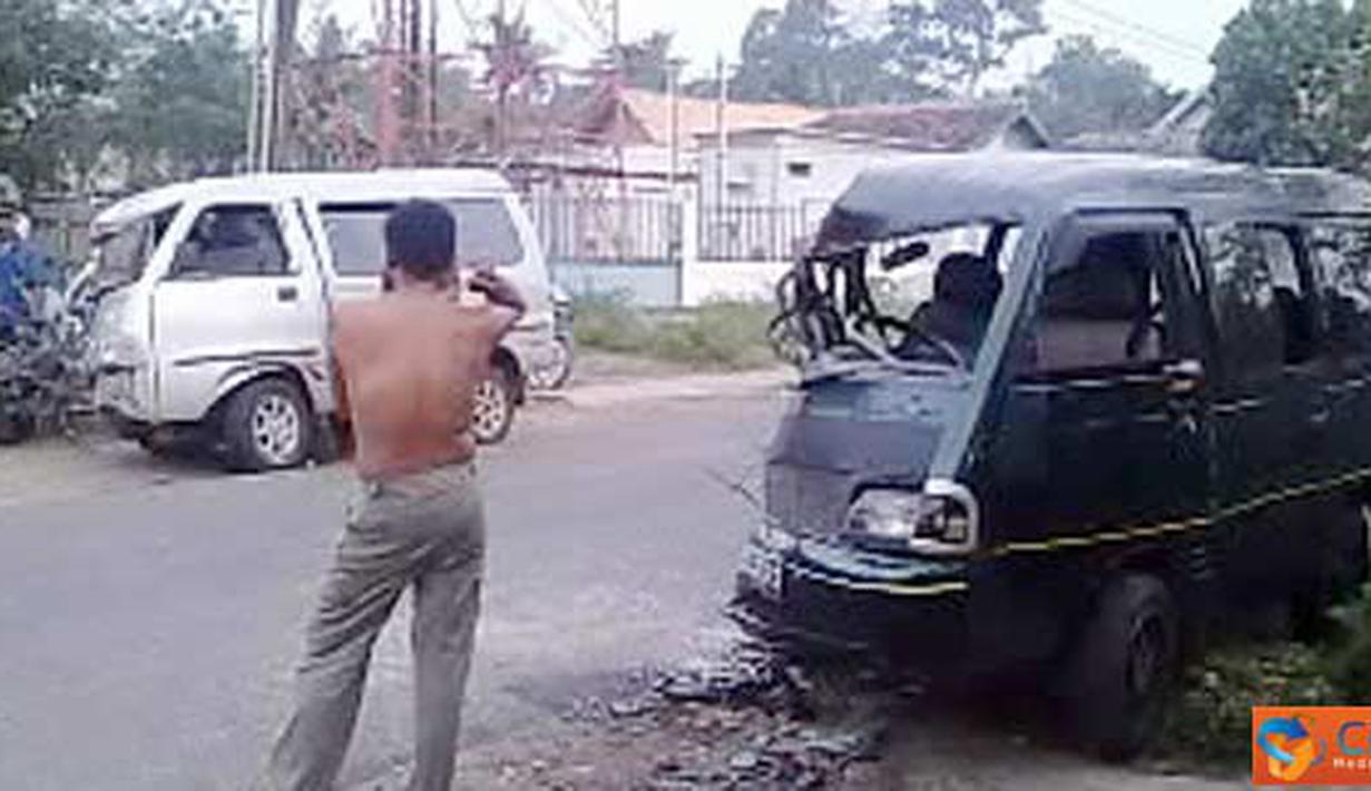 Citizen6, OKU Selatan: Kecelakaan di Kecamatan Simpang Ogan Kemering Ulu atau OKU Selatan, Sumatera Selatan, mengakibatkan dua mobil rusak parah di bagian depan dan seorang meninggal dunia. (Pengirim: Lak Dian)