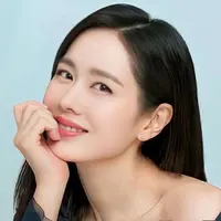 Son Ye Jin baru saja menyambut kelahiran anak pertamanya dengan sang suami Hyun Bin. Hubungan keduanya setelah bermain bersama di drama Crash Landing On You banyak menuai sambutan meriah dari fans di seluruh dunia. Foto: Instagram.