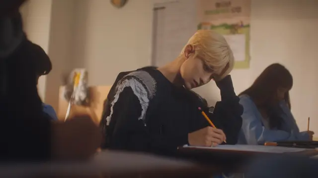 Dokyeom dalam MV Cheers to Youth sebagai pelajar. (Dok. Foto Screenshoot YT HYBE LABELS)