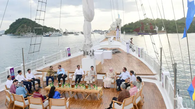 Potret Presiden Jokowi Jadi Anak Senja Bareng Pemimpin ASEAN di Atas Kapal Phinisi Jelang Sunset