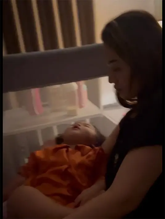 Xarena Zenata Denallie Baharudin sedang sakit. Anak pertama pasangan ini sedang demam tinggi hingga susah tidur. [Instagram/krisjianabah]