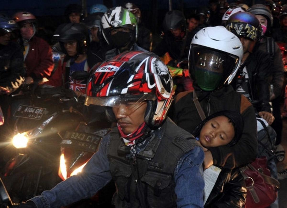 Potret lelah anak-anak pemudik sepeda motor